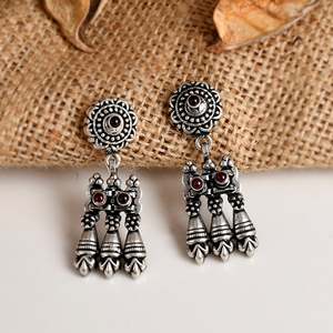 Boucles d'oreilles ethniques tribales Meera Jaipur Nanda en argent plaqué - Product Image 2
