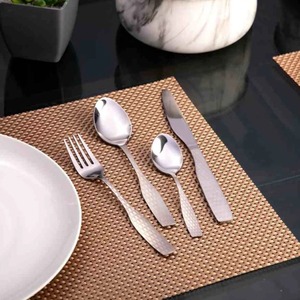 Ensemble de couverts en métal haut de gamme, cuillère et fourchette, conçus pour les repas et les réceptions haut de gamme - Product Image 4