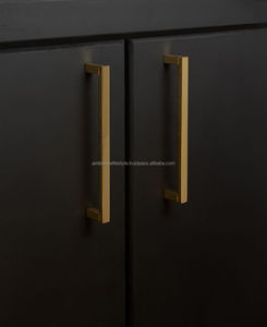 Elegante tirador metálico largo diseñado para aplicaciones en armarios, cajones y puertas de estilo contemporáneo. - Product Image 2