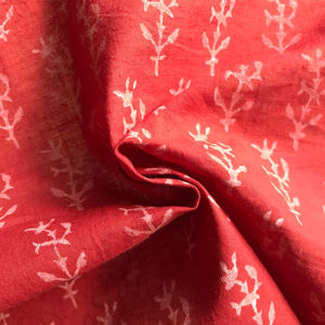 Tissu imprimé à la main 100% coton, base rouge, motif floral Buti blanc |   Vente en gros à Jaipur - Product Image 1