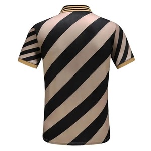 Polo de manga corta para hombre, negro y beige con rayas diagonales, informal, transpirable, de poliéster tejido, corte regular, diseño personalizable - Product Image 1