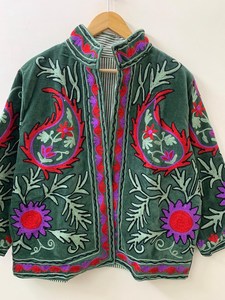 Chaqueta Corta Bordada a Mano con Diseño Étnico Suzani en Terciopelo Verde Oscuro para Mujer, Estilo Cachemir, con Bordado Floral - Product Image 3