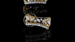 Boucles d'oreilles verticales de créateur en diamants de laboratoire avec diamants marquise et ronds en or jaune |   Vêtements de soirée de luxe - Product Image 5