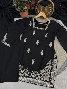 NOUVEAU DESIGNER ROMAN SILK TOP PALAZZO ET DUPATTA EN SOIE ROMAINE AVEC TRAVAIL GONFLEÉ ET GÉLÉNOUCHÉ - Product Image 4