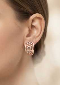 Boucles d'oreilles ethniques plaquées or rose avec diamants, motif géométrique ajouré, serties griffes, pour femme, idéales pour fêtes et mariages - Product Image 2