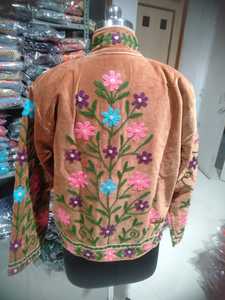 Veste artisanale en velours brodé pour femme, travail manuel Sujani, motif floral ethnique, veste d'hiver, vente en gros B2B, export, manteau de luxe fait main - Product Image 2