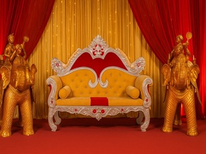 โซฟาตกแต่งงานแต่งงานสุดหรูสไตล์คลาสสิกสำหรับเจ้าบ่าวเจ้าสาว ใช้ในงานเลี้ยงต้อนรับ งานอีเว้นท์ งานปาร์ตี้ ห้องจัดเลี้ยง โรงแรม และตกแต่งงานแต่งงาน - Product Image 3