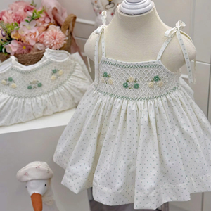 Robe en lin pour bébé fille, style floral, en coton biologique smocké, respirante, lavable et douce, vente en gros - Product Image 1
