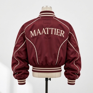 Chaqueta Bomber de Satén Borgoña para Mujer con Ribete en Contraste, Paneles Curvos en las Mangas, Cuello y Puños Acanalados, Bolsillos con Cremallera, Suministro al por Mayor Personalizado - Product Image 4
