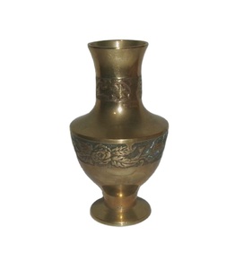 Vase en laiton massif fabriqué à la main avec motif imprimé de fleurs classiques décoration de la maison à bas quantité minimale de commande pour motif gravé en métal de mariage - Product Image 1