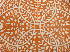Plateau décoratif rond en bois avec motif floral gravé, style bohème, design orange et blanc, pièce unique avec poignée - Product Image 5