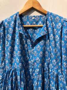 ชุดเดรสลำลองผู้หญิงผ้าฝ้าย 100% ลายดอกพิมพ์บล็อก คอวีลึก ผูกเชือก ทรงหลวม ซับในผ้าฝ้ายทอ ชุดนอน - Product Image 2