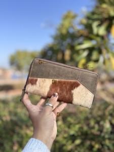 Portefeuille Western en Cuir de Vachette pour Femme, Pochette Élégante en Cuir de Vachette à Poils, Étui pour Cartes et Téléphone, Collection Stylée pour Femme - Product Image 1
