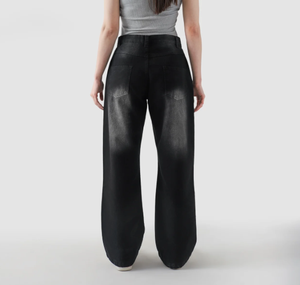 Vaqueros de mezclilla blancos 100% algodón personalizados con lavado ácido, efecto desgastado en las piernas y corte acampanado - Product Image 3