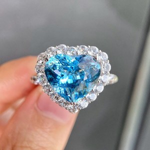 แหวนอะความารีนทรงหัวใจประดับเพชรรอบวง ทองคำขาว 18K งานแฮนด์เมด สำหรับหมั้นและแต่งงาน เครื่องประดับชั้นดี ของขวัญสำหรับผู้หญิง สวยสง่า - Product Image 1