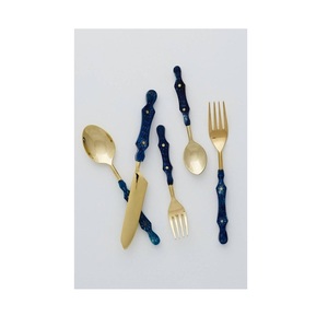 Ensemble de couverts en métal minimaliste et moderne, au design élégant pour la décoration de salle à manger contemporaine - Product Image 4