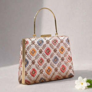 Pochette de soirée élégante pour femme, ornée de paillettes blanches de haute qualité et de broderies multicolores, idéale pour les occasions festives - Product Image 2