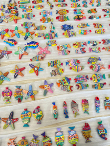 Figuras de Animales Pintadas a Mano en Madera de Fresno, Talladas, Coloridas, Artesanía Sostenible, Decoración Coleccionable para Colgar en la Pared - Product Image 5