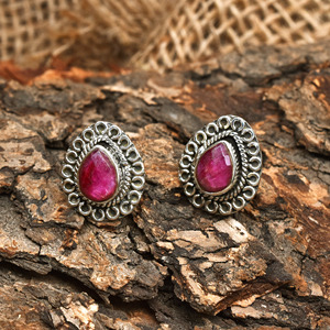 Boucles d'oreilles clous en argent sterling 925 avec rubis naturel en forme de poire, bijoux en argent faits à la main avec pierres précieuses, fournisseur en gros - Product Image 2