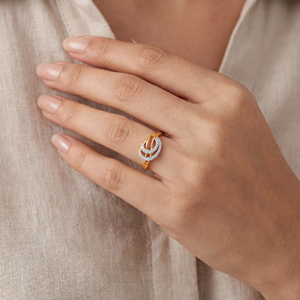Bague en diamant Elysian Swirl, or 18 carats, avec boucle entrelacée, pour femmes, bijoux fins avec pierres de forme ronde - Product Image 5