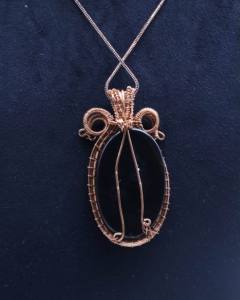 Collar de espinela negra natural con colgante envuelto en alambre de cobre |   Joyería de Piedras Preciosas Hecha a Mano - Product Image 4