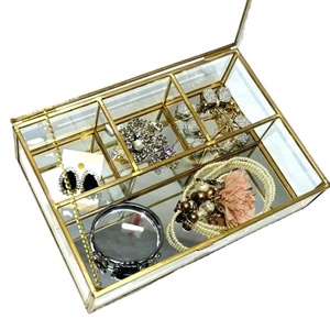 Plateau à bijoux en verre doré, plateau décoratif en verre et laiton doré - Product Image 1