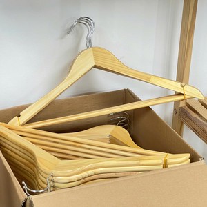 Venta al por mayor Perchas de madera para juntas de dedos Bajo MOQ Percha de ropa de madera duradera Hecho en Vietnam Precio barato - Product Image 4