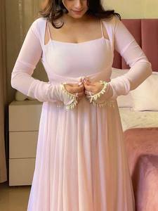 Robe de soirée longue rose en faux chiffon, style Anarkali, à manches longues, plissée, coupe trapèze, idéale pour mariage, fête ou Diwali - Product Image 4