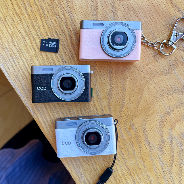 New Compact, Lightweight, Good-looking Retro Style Mini Thumb Portable Camera Keychain Pendant with Three Color Options