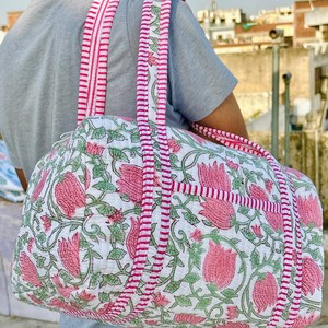 Sac de voyage mini matelassé en coton fait main avec imprimé blocs tendance, poignées robustes, spacieux, léger et idéal pour les escapades de week-end - Product Image 4