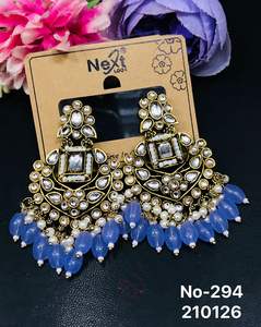 Boucles d'oreilles pendantes ethniques tendance pour femmes, en alliage plaqué or, avec diamants américains et perles Kundan, légères et glamour, style indien. - Product Image 5