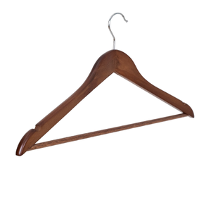 Cintre en bois de noyer de style classique avec un design attrayant et élégant en gros - Product Image 6