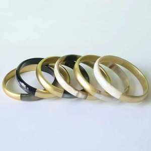 Brazalete de Cuerno Natural Ecológico – Joyería Artesanal Hecha a Mano, Regalo Decorativo para Ocasiones Especiales - Product Image 1