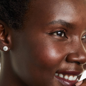 Pendientes de Plata 925 con Moissanita y Halo de Diamantes para Mujer, Joyería de Lujo Atemporal, Piedra Central Brillante y Deslumbrante, Perfectos - Product Image 4