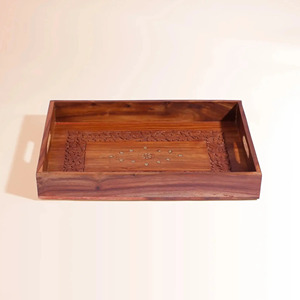 Plateau de service et de rangement en bois sculpté à la main, design rectangulaire moderne, bordure florale, finition bois naturel, qualité alimentaire, durable pour la table - Product Image 1