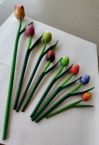 ทิวลิปเพลย์ซาวด์ ของตกแต่งบ้านทำมือจากไม้กระถินณรงค์ ดีไซน์โรแมนติก ขัดเงาอย่างประณีต ความยาว 37 ซม. น้ำหนักเบา 50 กรัม เหมาะสำหรับเป็นของขวัญ - Product Image 4