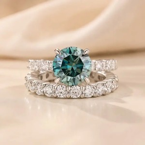 Anillo de Compromiso de Plata 925 con Moissanita Verde de 3 Ct, Corte Redondo, con Halo Oculto, y Anillo de Boda Clásico de 2.5 Ct, Corte Redondo, en Venta para Exportación - Product Image 5