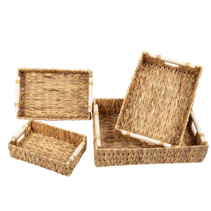 Juego de 4 bandejas rectangulares de jacinto de agua con asas de ratán. Bandejas para servir en mesas de centro, salas de estar y hoteles. - Product Image 1