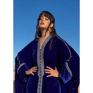Kaftan en velours de soie surdimensionné de haute qualité, bleu roi, avec décolleté imposant, orné de Sfifas, fait main par Aakaids - Product Image 5