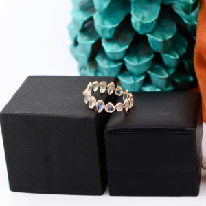Anillo de Eternidad Multicorte de Piedra Lunar Arcoíris Natural en Oro Amarillo Sólido de 18K – Anillo de Racimo con Engaste de Bisel de Formas Mixtas, Piedra de Nacimiento de Junio - Product Image 6