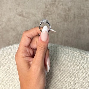 Anillo de Compromiso de Tres Piedras con Diamante Cultivado en Laboratorio de Corte Radiante de 5 TCW, Piedras Laterales Trapezoidales, Certificado IGI, Oro Sólido de 14K, para Boda o Fiesta - Product Image 5