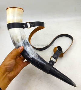 Corne à boire Viking fabriquée à la main avec un bracelet en cuir authentique et un support de corne pour les collectionneurs - Product Image 2