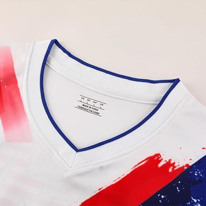 Vêtements de football pour enfants personnalisés en gros, uniformes pour enfants, impression sublimée, col en V, manches courtes, polyester à séchage rapide - Product Image 3