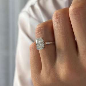 Anillo Solitario con Diamante de Laboratorio de 3 Quilates, Corte Alargado Tipo Cojín, Engaste Lotus, Engaste Tulipán Catedral, Oro Blanco de 14k, Certificado IGI - Product Image 3