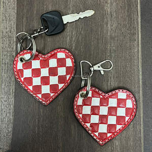 กระเป๋าพวงกุญแจลายหัวใจลายตารางหมากรุกสีแดงและสีขาวกระเป๋าพวงกุญแจหนังอุปกรณ์เสริมแฟชั่นสำหรับผู้หญิง - Product Image 4