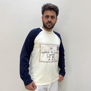 Camiseta de Manga Raglán para Hombre con Estampado de Postales, Ribete en Contraste, Cuello Redondo, Estilo Casual, 100% Algodón Tejido, Corte Regular - Product Image 3