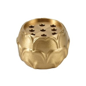 Elegante Quemador de Incienso de Latón Dorado Antiguo, Compacto, con Grabado de Pétalos de Loto, Soporte para 9 Varillas, Adorno Festivo para Pooja, Ideal para Regalo - Product Image 3