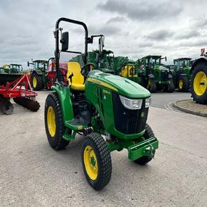 Tracteur utilitaire compact John Deere 3039R équipé d'un chargeur frontal et d'un accessoire souffleuse à neige - Product Image 6