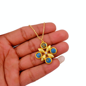 Collier chaîne à enfilage El Joyero Vintage pour femme, plaqué or 18 carats, avec pendentif cabochon en turquoise Mohave et motif trèfle - Product Image 3