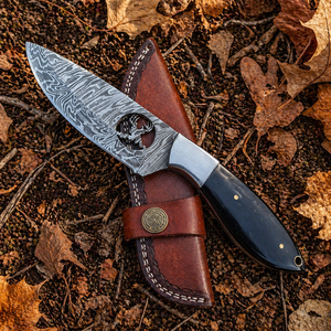 Cuchillo de Camping Personalizado Hecho a Mano de Acero de Damasco con Punta Clip de 3mm, Mango de Cuerno Negro, Funda de Cuero, Grado DIY, OEM Disponible, 9 pulgadas - Product Image 1